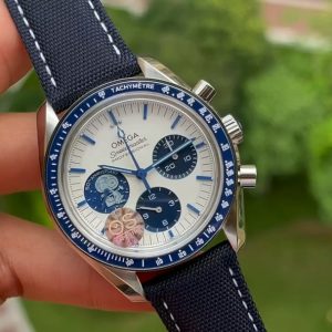 A limited quantity is available. The upgraded OMEGA Speedmaster 310.32.42.50.02.001 watch (Snoopy Award 50th Anniversary Edition) features a stainless steel case and a blue zirconia [ZrO2] ceramic bezel adorned with a white enamel tachymeter scale.silver-toned dial with blue PVD-treated faceted hour markers and hands, solid caseback featuring black engravings honoring Apollo 13 and Omega's "Snoopy Award," custom 3861 manual-winding mechanical chronograph movement, 42mm. [handshake][handshake][handshake] The airplane will rotate.